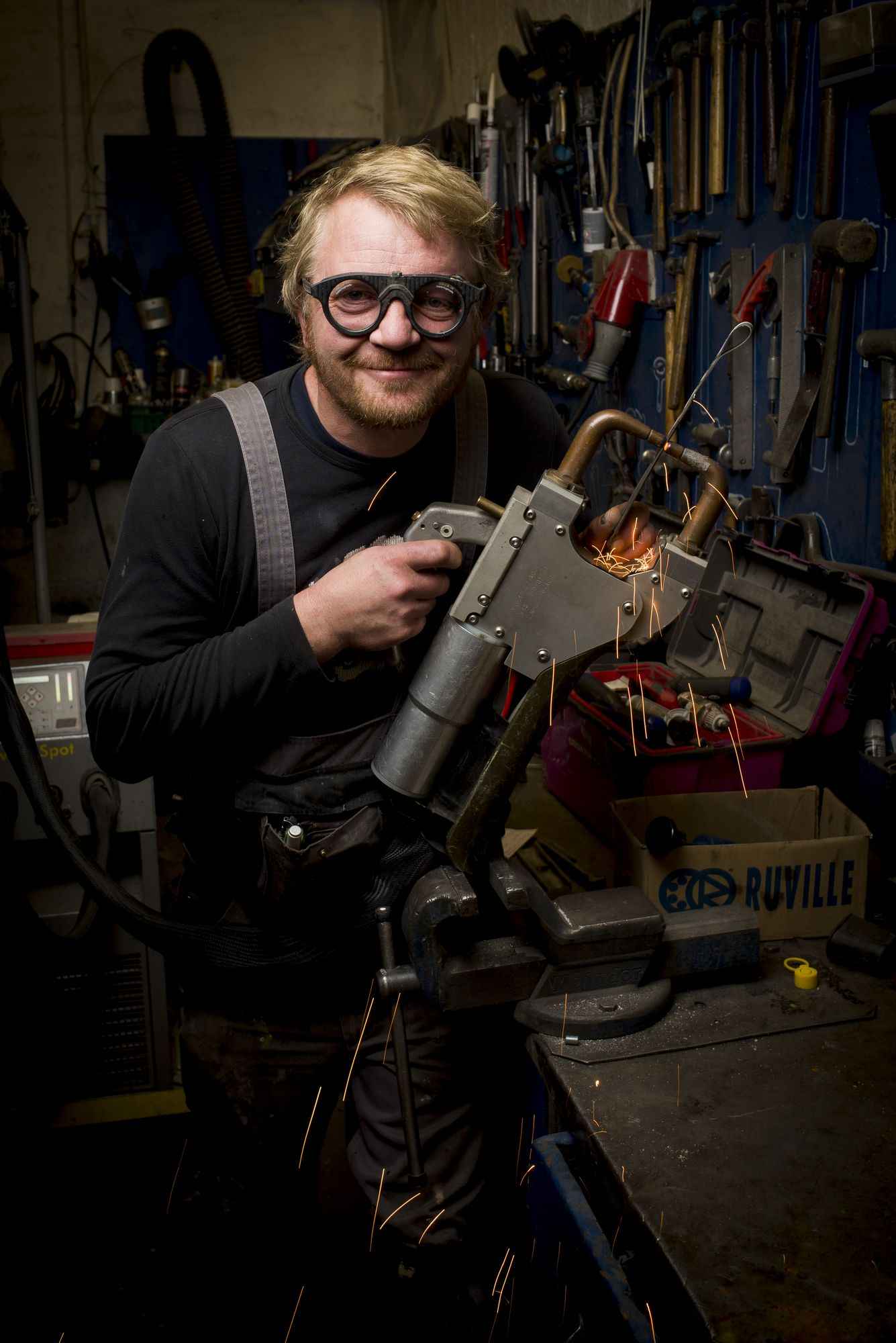 Backgound image of Mitarbeiter_Karosseriebauer.jpg